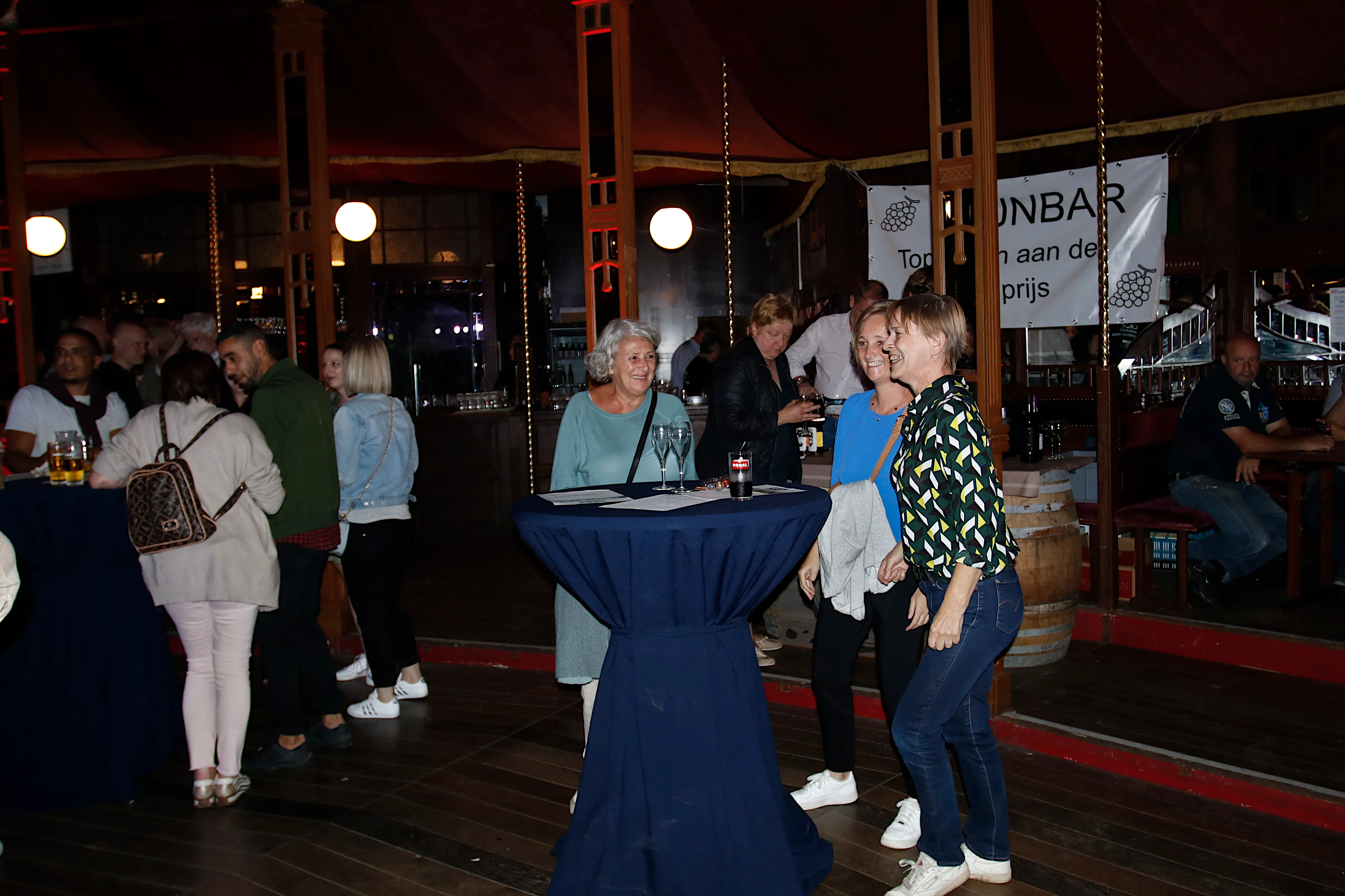 mensen aan het lachen en genieten